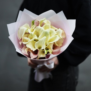 Букет из 25 калл нежный микс в Ногинске