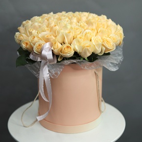 Композиция в шляпной коробке из 101 кремовой розы в Ногинске
