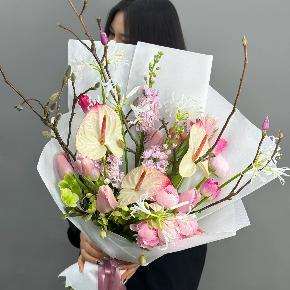 Авторский букет с антуриумами, ранункулюсами и цветущими ветками магнолии в Ногинске