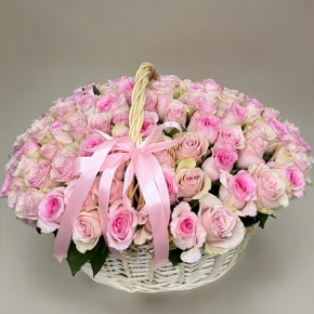 Композиция в корзине из 101 кенийской розы нежный микс (40 см) в Ногинске