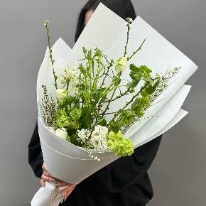 Белый букет с сиренью, ранункулюсами и тюльпанами в Ногинске