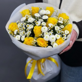 Букет "Синди" из лимонных роз, ромашек и хризантем сантини в Ногинске