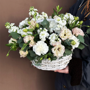 Композиция в корзине "Фея" из маттиол, диантусов, эустом и эвкалипта в Ногинске