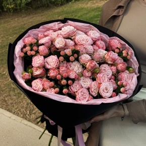 Букет из кустовых роз Бомбастик и гиперикума (50 см) в Ногинске