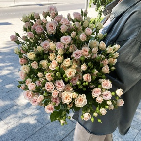 Букет из 31 кустовой розы микс (70 см) в Ногинске