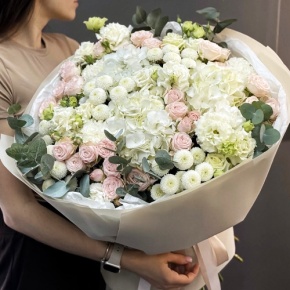 Букет "Пастелла" из кустовых пионовидных роз, Голландской Гортензии, эустомы, хризантемы Ньютон и эвкалипта в Ногинске