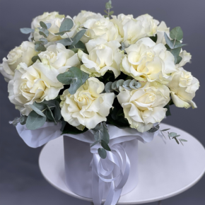 Композиция в шляпной коробке из роз Эквадор Мондиаль в Ногинске