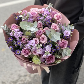 Букет "Хрустальный" из роз, астера и ароматных маттиол в Ногинске