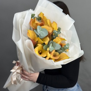 Букет из 17 оранжевых калл с эвкалиптом в Ногинске