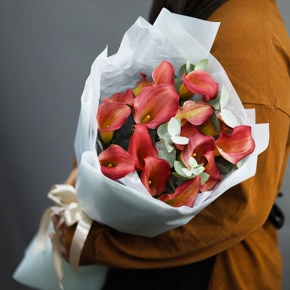 Букет из 17 нежных калл с эвкалиптом в Ногинске