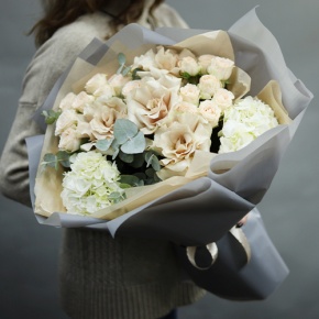 Букет "Вайб" из роз Эквадор Квиксенд, гортензии и кустовых роз в Ногинске
