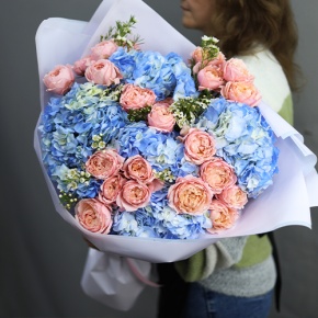 Букет "Тону в твоих глазах" из кустовых пионовидных роз Джульетта, хамелациума и гортензий в Ногинске