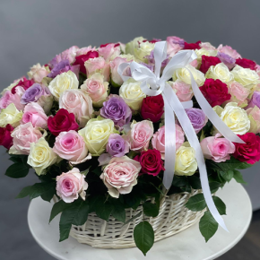 Композиция в корзине из 101 розы микс в Ногинске