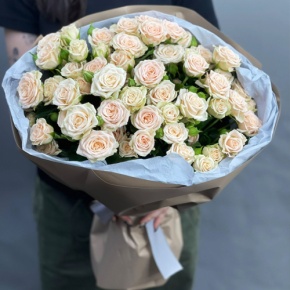 Нежный букет из 17 кремовых кустовых роз (60 см) в Ногинске