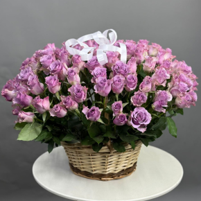 Композиция в корзине из 131 кенийской розы (40 см) в Ногинске