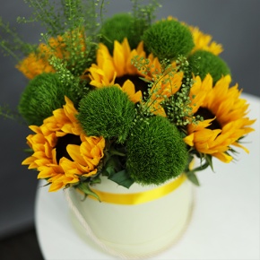 Композиция в шляпной коробке из подсолнухов и диантусов люкс в Ногинске