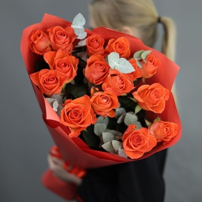 Букет из 15 морковных роз с эвкалиптом (70 см) в Ногинске