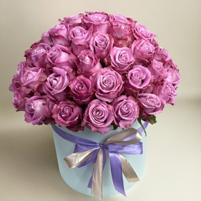 Композиция в шляпной коробке из 51 розы Меритим в Ногинске