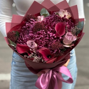 Букет "Импульс" из скиммии, калл, роз и хризантем Бигоуди в Ногинске