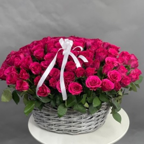 Композиция в корзине из 101 малиновой розы (40 см) в Ногинске