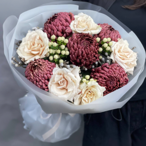 Букет "Всё что тебе касается" из хризантем Бигоуди, роз Эквадор Квиксенд и гиперикума в Ногинске