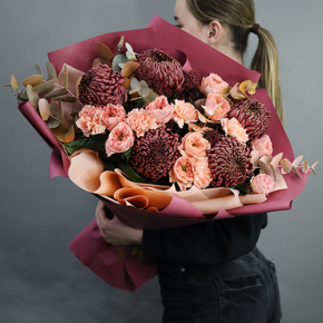 Букет "Осенний блюз" из хризантем Бигоуди, диантусов, скиммии и роз Риджентс парк  в Ногинске