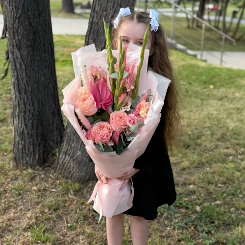Букет на 1 сентября с гладиолусами, розами и антуриумом в Ногинске