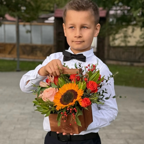 Деревянный ящик с подсолнухом, розами и калиной в Ногинске