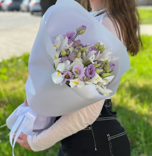 Букет "Вива ла дива" из эустом и ирисов в Ногинске