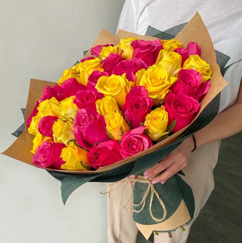 Букет из 51 малиновой и лимонной розы (40 см) в Ногинске