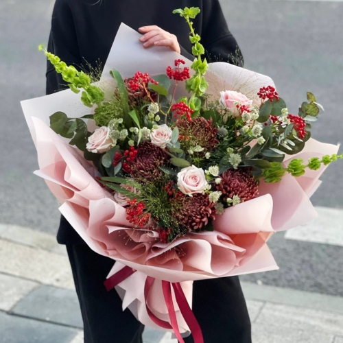 Букет "Вернисаж" из калины, хризантем Бигоуди, молюцеллы, паникума, роз и астранции в Ногинске