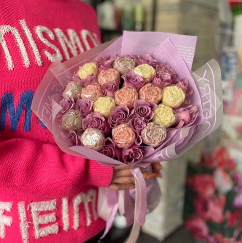 Букет из роз и шоколадных пионов в Ногинске
