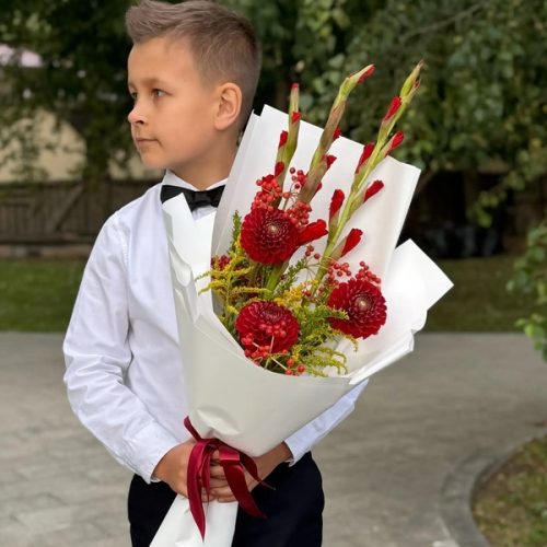Букет на 1 сентября с красными гладиолусами, георгинами и калиной в Ногинске