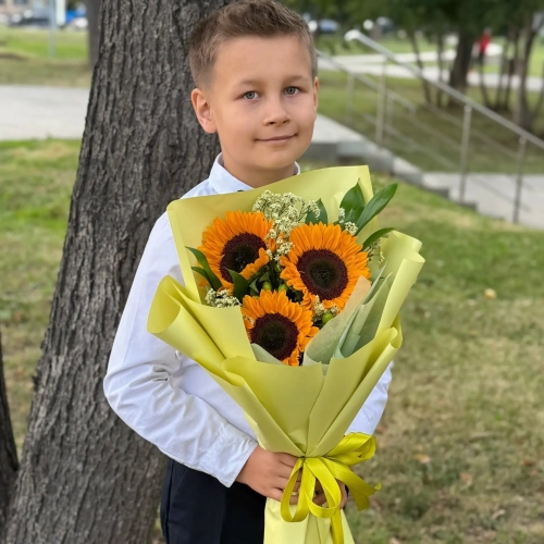 Букет на 1 сентября из 3 подсолнухов и лимониума в Ногинске