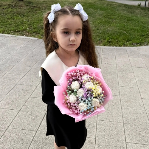 Букет на 1 сентября из шоколадных пионов и радужной гипсофилы в Ногинске