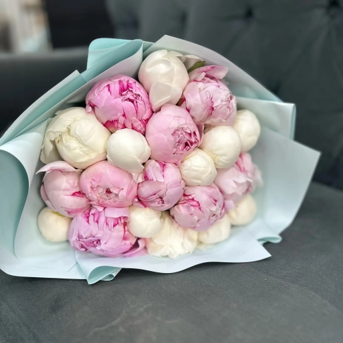 Микс из 19 бело-розовых пионов в Ногинске