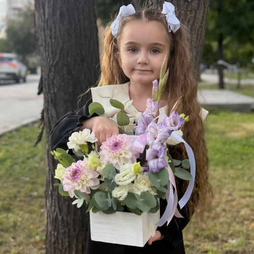 Композиция с георгинами на 1 сентября в белом ящике в Ногинске