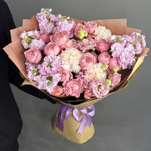 Букет "Амели" из ароматных маттиол, пионовидных кустовых роз Джульетта  эустом и диантусов в Ногинске