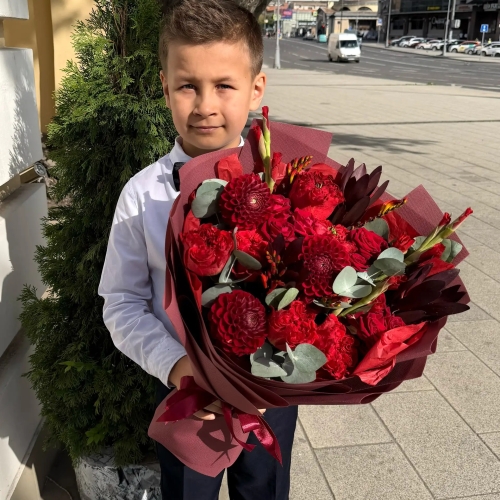 Букет с георгинами, розами и леукадендроном в Ногинске