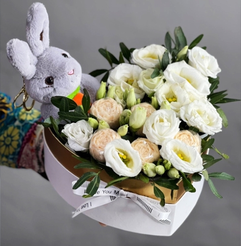 Композиция в коробке сердца из шоколадных пионов и эустом в Ногинске